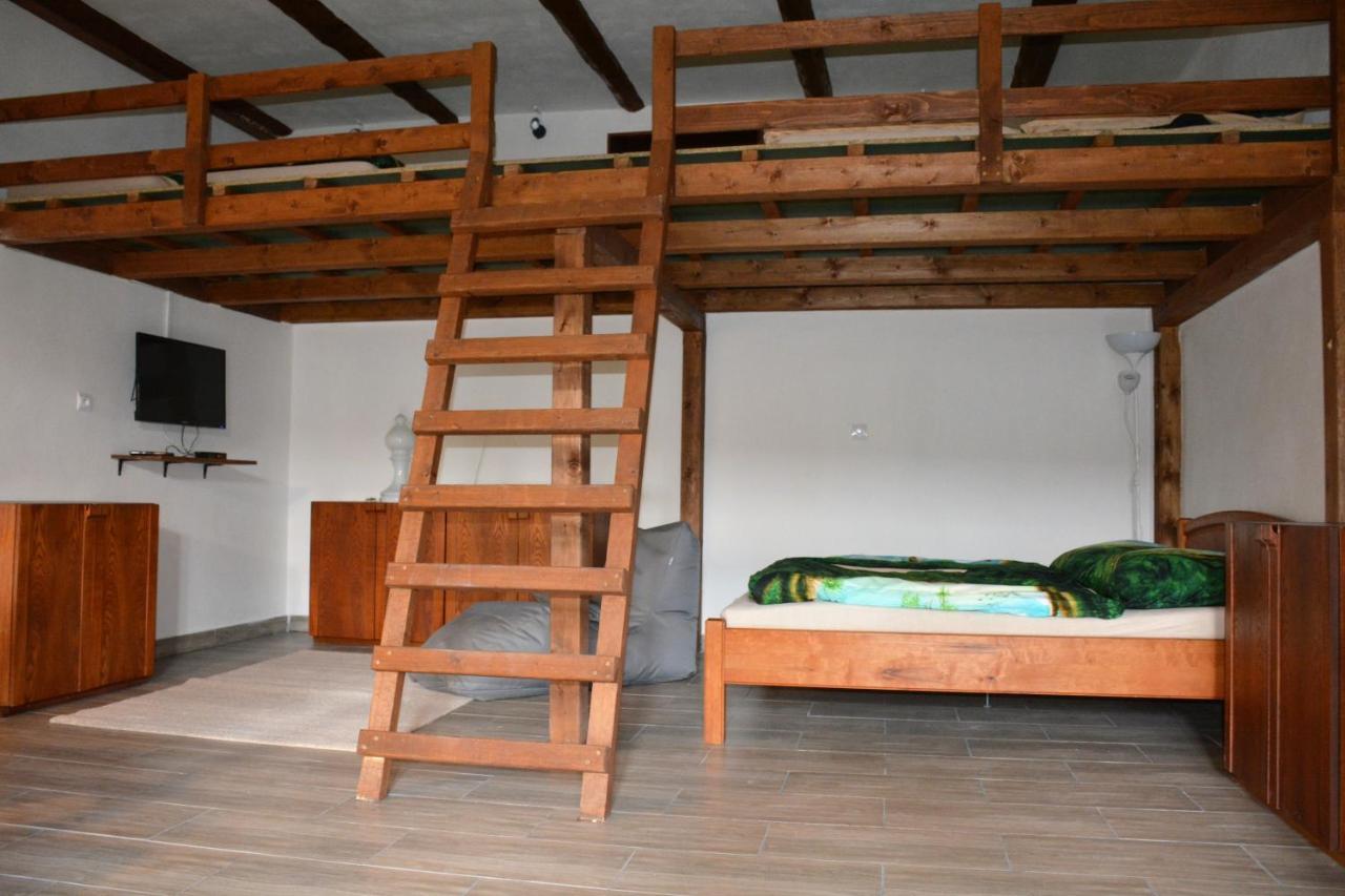 Na Konske Farme Apartment Malecov Luaran gambar